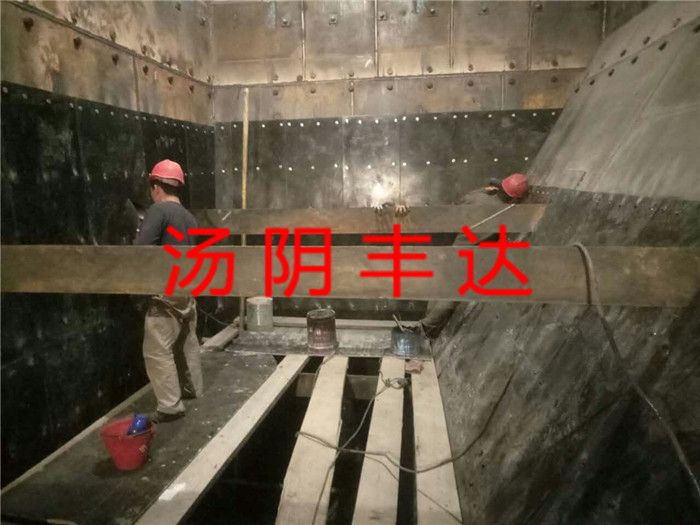 落煤鬥安裝超高分子聚乙（yǐ）烯襯板（bǎn）施工現場